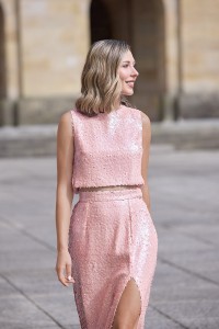 top cruzado de lentejuelas para invitada