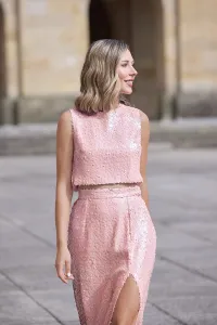 top cruzado de lentejuelas para invitada