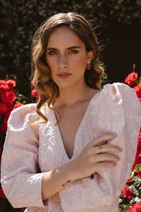 Mono brocado de flores rosa palo invitada mama de comunion