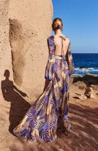 Vestido de fiesta largo cuerpo drapeado con estampado geometrico