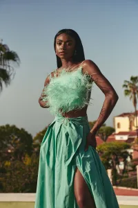 Top de fiesta de plumas tafeta aguamarina