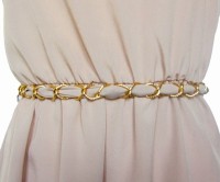 Vestido asimetrico griego color beige con cinturón de cadena dorada