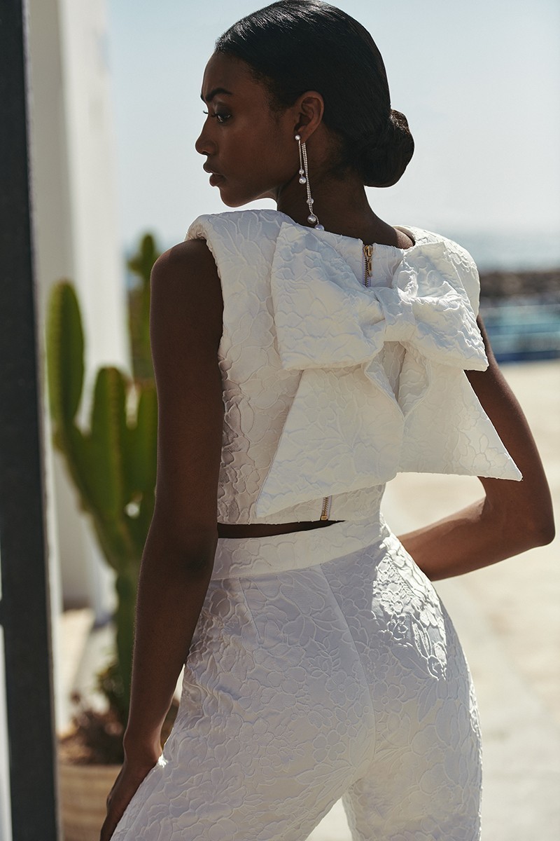 Top corto brocado flores blanco con lazo espalda para boda civil
