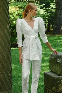 Mono blanco para novia civil en jacquard en relieve flores con