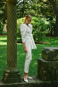 Mono blanco para novia civil en jacquard en relieve flores con