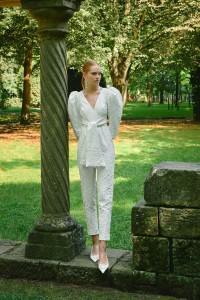 Mono blanco  para novia civil en jacquard  en relieve flores con
