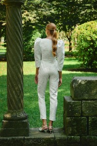Mono blanco  para novia civil en jacquard  en relieve flores con