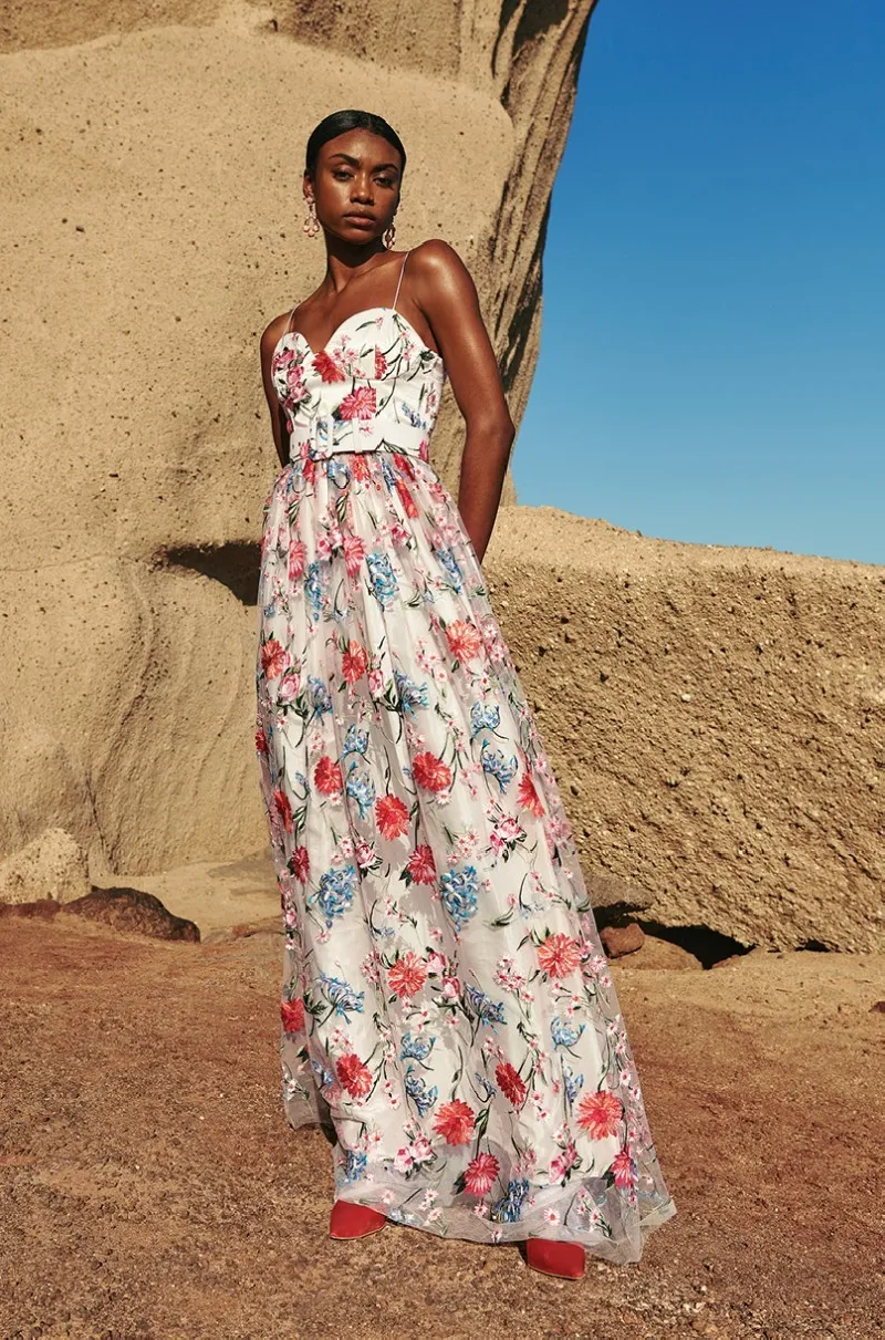 Vestido corpiño largo tul bordado flores colores sobe crepe blanco