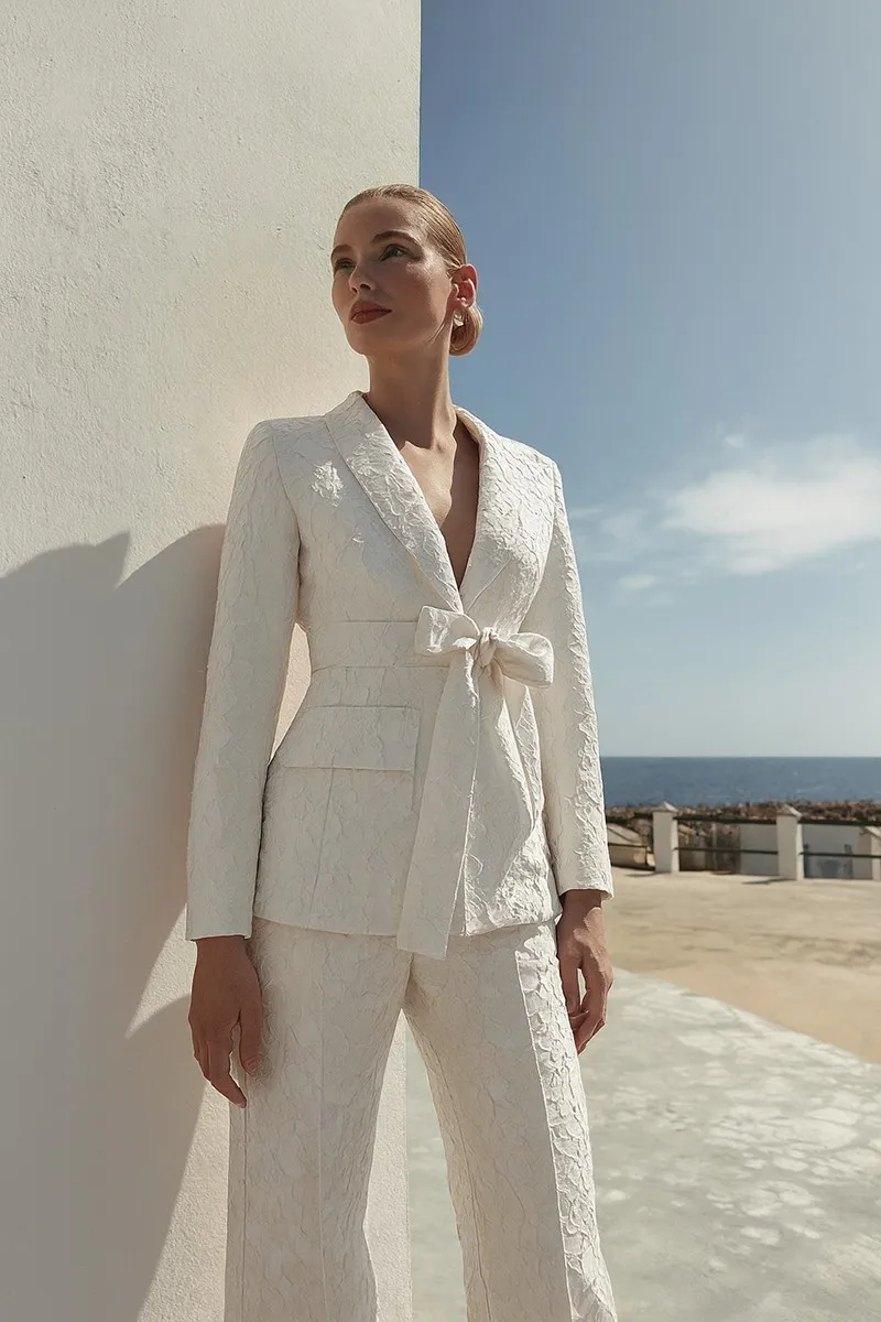 traje de chaqueta y pantalon brocado blanco