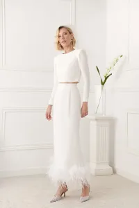 Falda recta con plumas en crepe blanco para novia