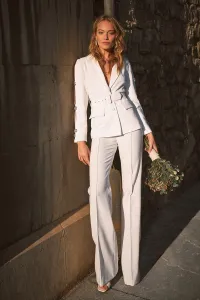 Traje chaqueta y pantalón blanco lazos joya Leonor