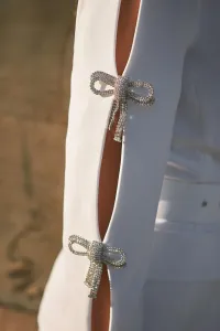 Traje chaqueta y pantalón blanco lazos joya Leonor