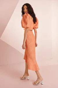 Falda con volante en brocado coral Mila