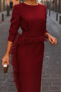 Vestido midi burdeos con manga larga y pluma en cintura y falda