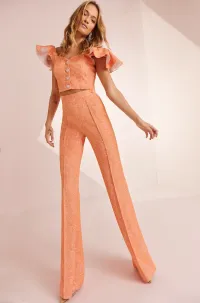 Top con volante en el hombro brocado coral Zooey