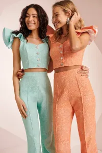 Top con volante en el hombro brocado coral Zooey