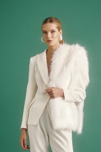 Estola de pelo blanco para boda civil