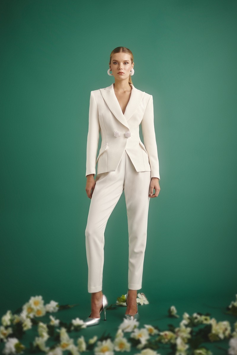 Conjunto blanco de pantalon pitillo y chaqueta cruzada con boton