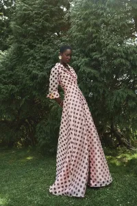 Vestido camisero largo con cuello esmoquin en organza lunares rosa