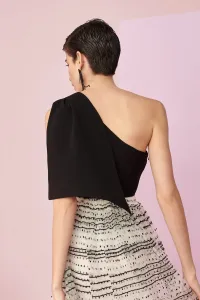Top lazada hombro crepe negro escote asimetrico