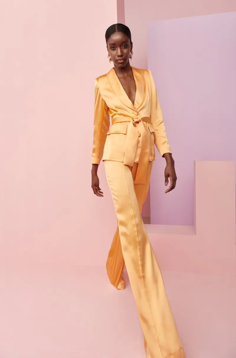 traje de chaqueta y pantalon en tejido saten naranja para fiesta