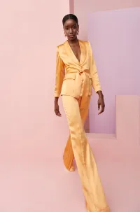 traje de chaqueta y pantalon en tejido saten naranja para fiesta