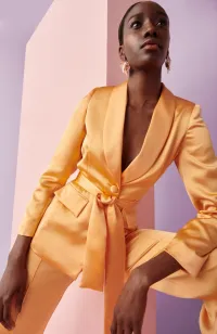 traje de chaqueta y pantalon en tejido saten naranja para fiesta