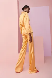traje de chaqueta y pantalon en tejido saten naranja para fiesta