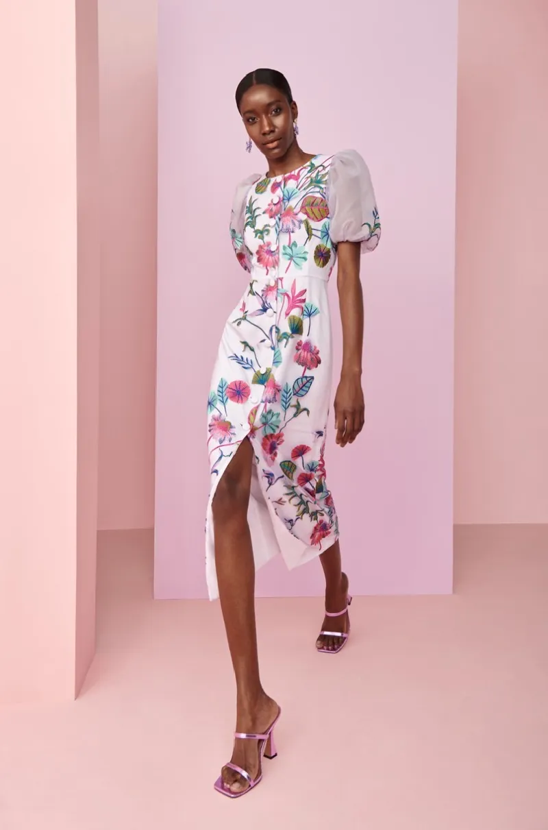 Vestido de invitada en tul bordado con flores con botones forrados