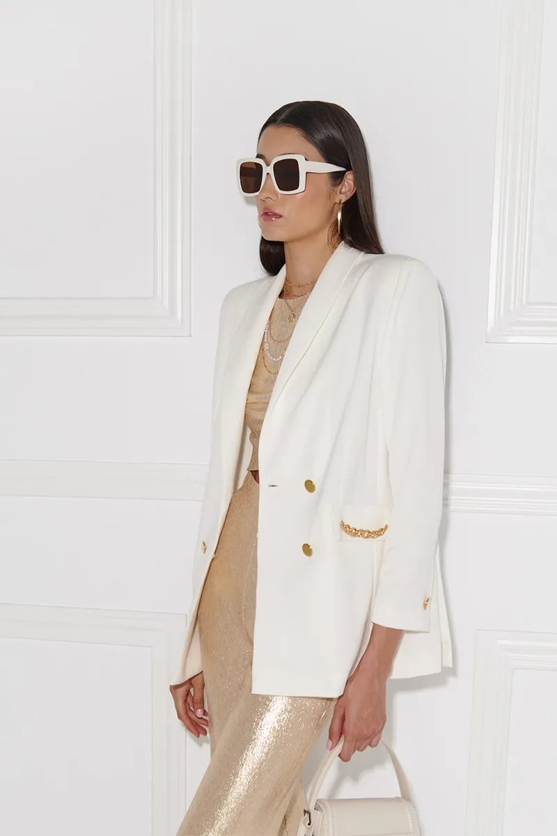 Traje blanco de algodon con cadena dorada