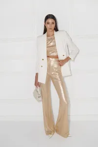 Traje blanco de algodon con cadena dorada