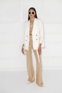 Traje blanco de algodon con cadena dorada