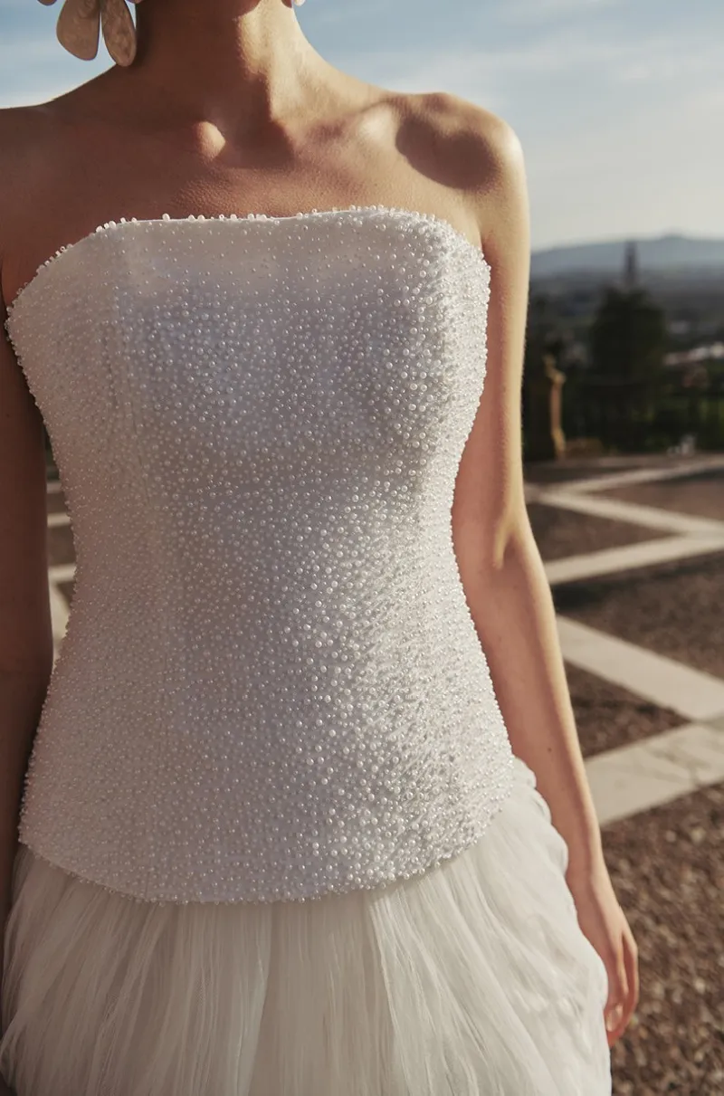 top largo corse con perlas para novia