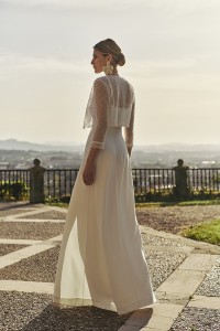 chaqueta corta perlas blanca para novia