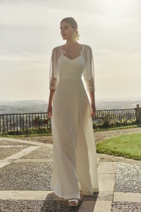 chaqueta corta perlas blanca para novia