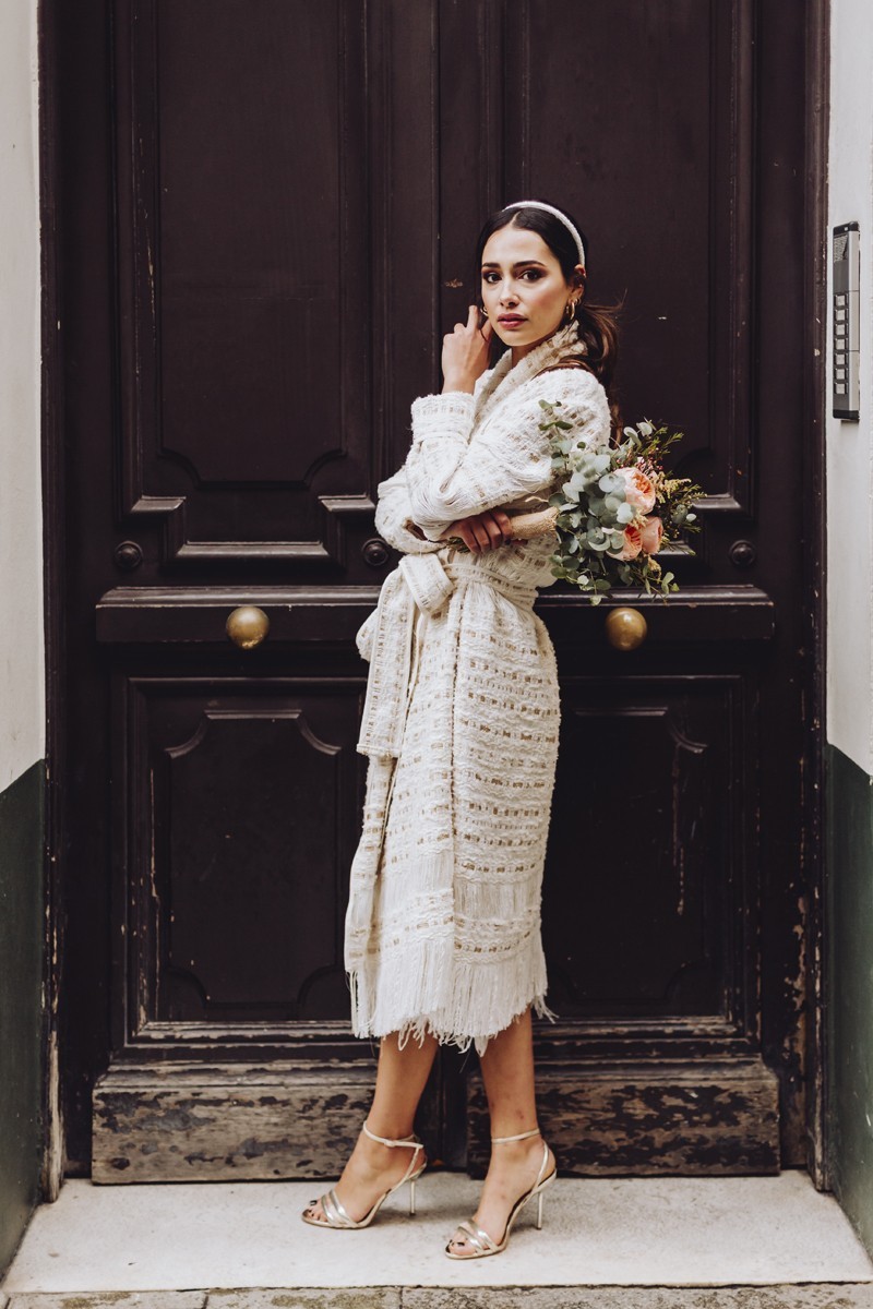 abrigo de chanel en blanco roto y dorado con flecos para novia