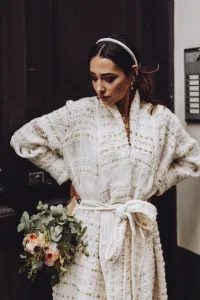 abrigo de chanel en blanco roto y dorado con flecos para novia
