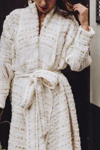 abrigo de chanel en blanco roto y dorado con flecos para novia