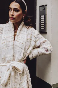 abrigo de chanel en blanco roto y dorado con flecos para novia