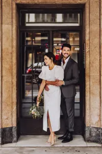 Vestido de pique blanco con boton joya y manga abullonada