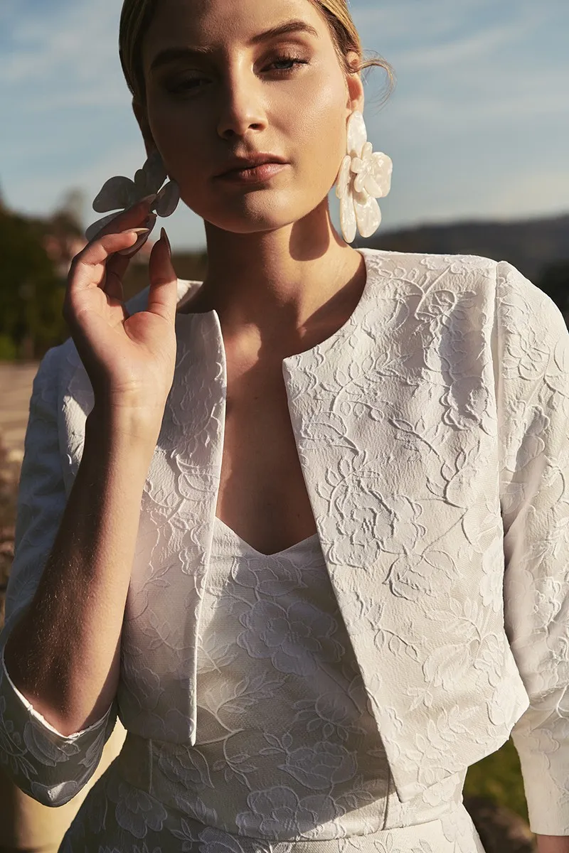 chaqueta corta brocada flores blanca para novia