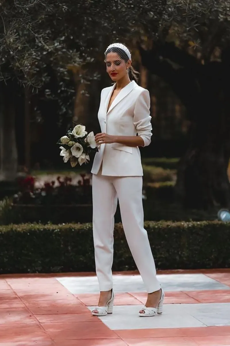 Traje de chaqueta con pantalón color blanco para novia civil
