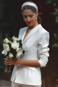 Traje de chaqueta con pantalón color blanco para novia civil