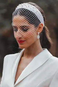 Traje de chaqueta con pantalón color blanco para novia civil