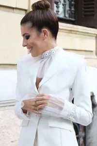 Traje de chaqueta con pantalón color blanco para novia civil