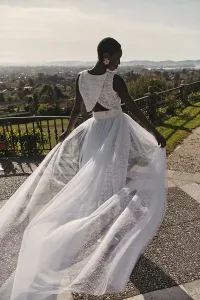 top cruzado en tul blanco y organza en relieve para novia