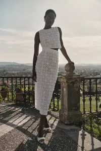 top cruzado en tul blanco y organza en relieve para novia