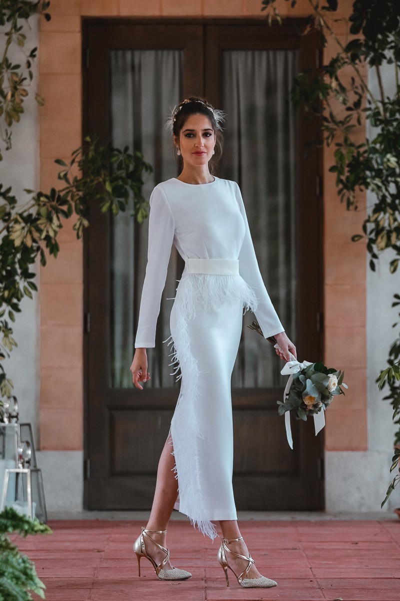 Vestido midi blanco con manga larga y pluma en cintura y falda