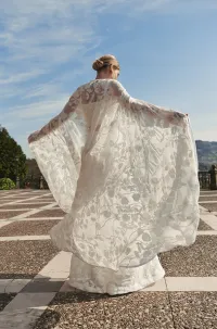 Capa larga de gasa bordad de flores blancas para novia