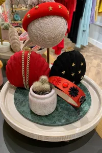 Diadema roja ancha con estrellas doradas
